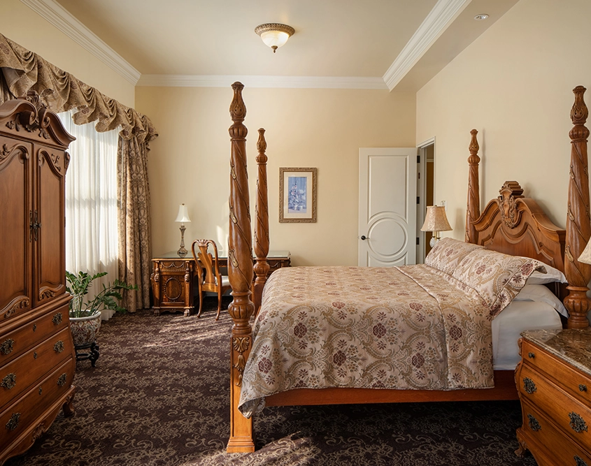 The Historic Davenport, Autograph Collection - Presidential Suite Bedroom