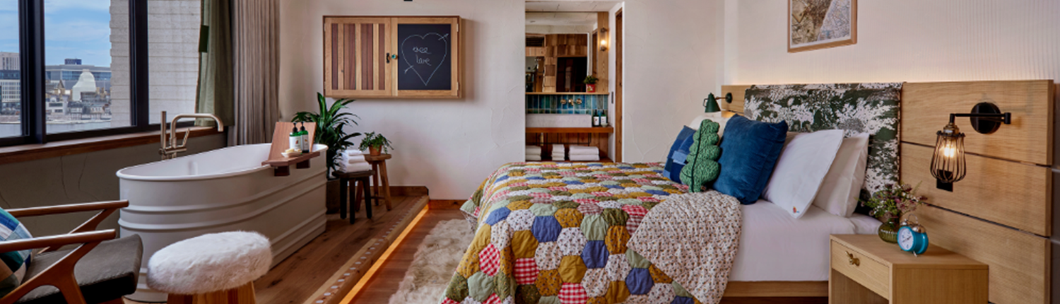 Treehouse Hotel Manchester - Bedroom with Bathtub & View Treehouse Hotel Manchester - Bedroom with Bathtub & View