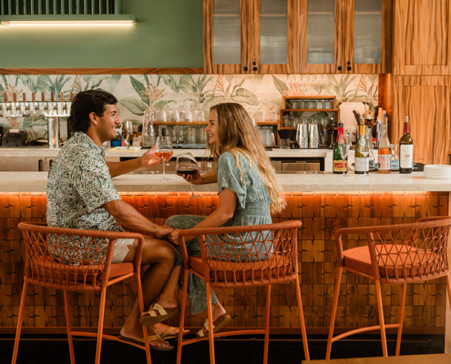 Couple drinking at Piko Bar at OUTRIGGER Kona Resort & Spa