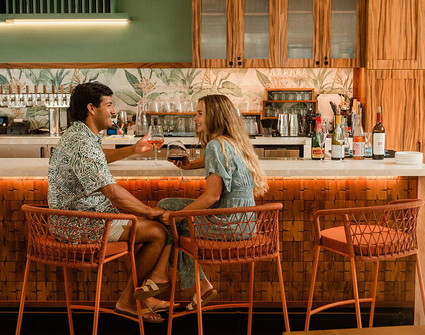 Couple drinking at Piko Bar at OUTRIGGER Kona Resort & Spa