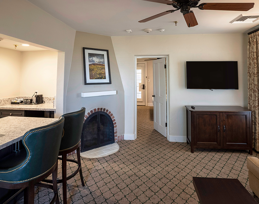 The Inn at Death Valley - Dining & Living Room