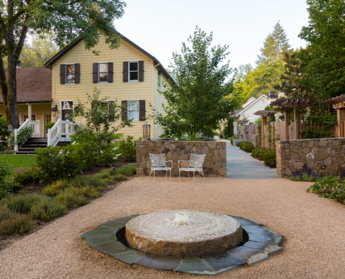 Farmhouse Inn - Tree Stump & Exterior